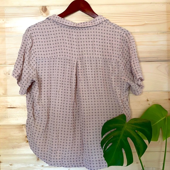 Light pink, cropped button up t-shirt - Picture 2 of 3